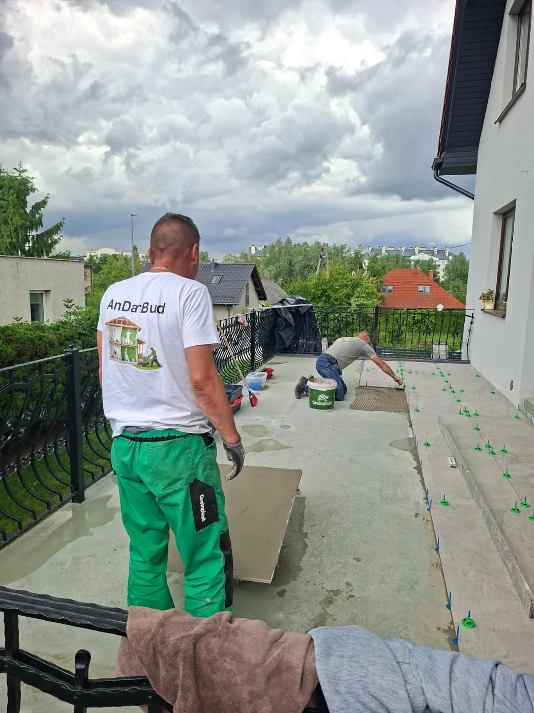 Prace przy układaniu płyt tarasowych